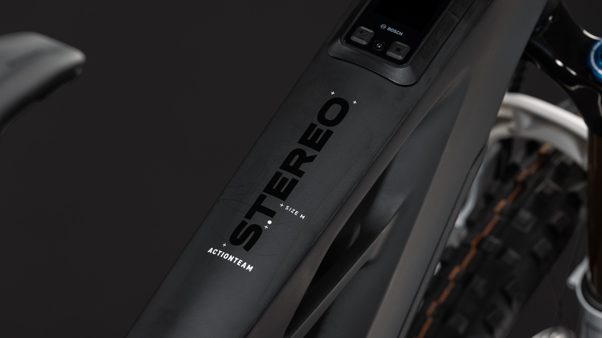 Stereo Hybrid ONE77 HPC AT 800 carbon´n´white