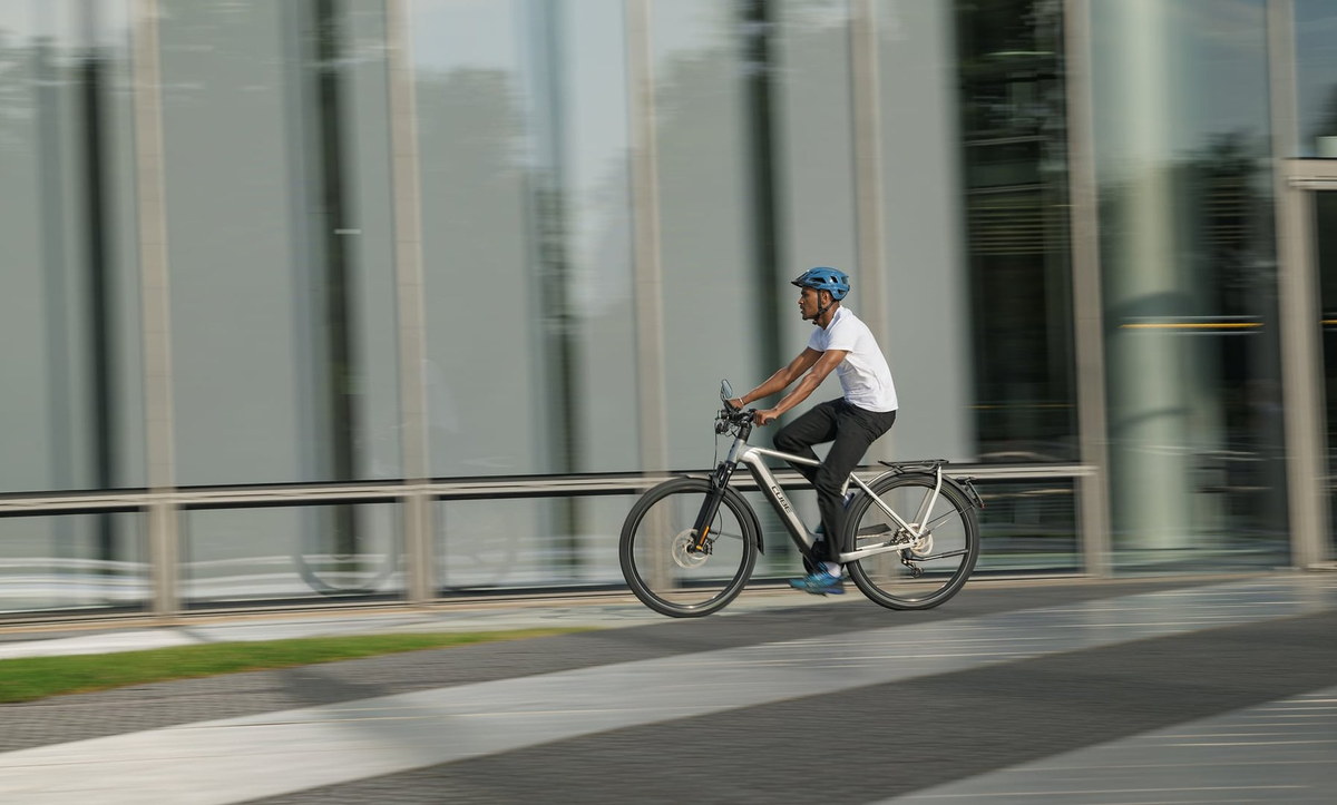 CUBE Trekking E-Bike 2027 auf einem Radweg in der Stadt