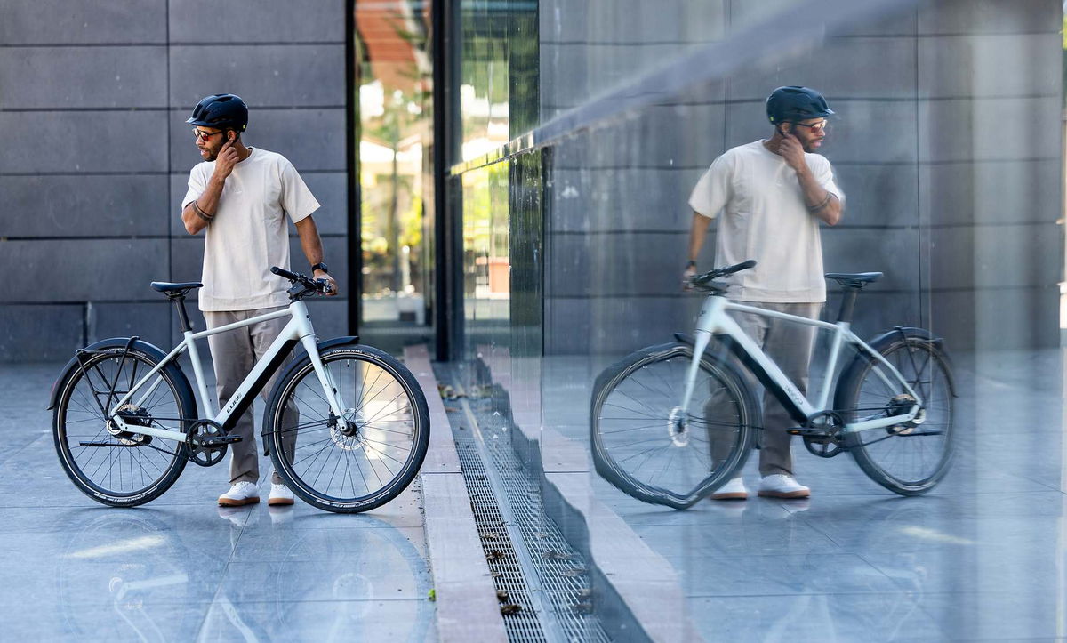 CUBE Editor Hybrid 2027: mit dem Rad vor einer Glasfassade, die Szene spiegelt sich
