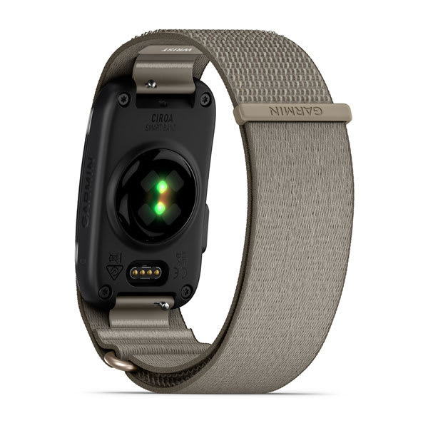 Rückseite des GARMIN CIRQA Smart Band French Gray mit optischem Herzfrequenzsensor, grün leuchtenden Messdioden und vierpoligen Ladekontakten