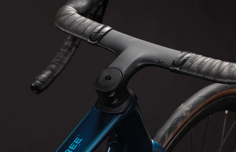 Cockpit eines CUBE Agree C:62 ONE 2027 in midnightteal, Lenker mit schwarzem Lenkerband und der Vorbau über dem Steuerrohr