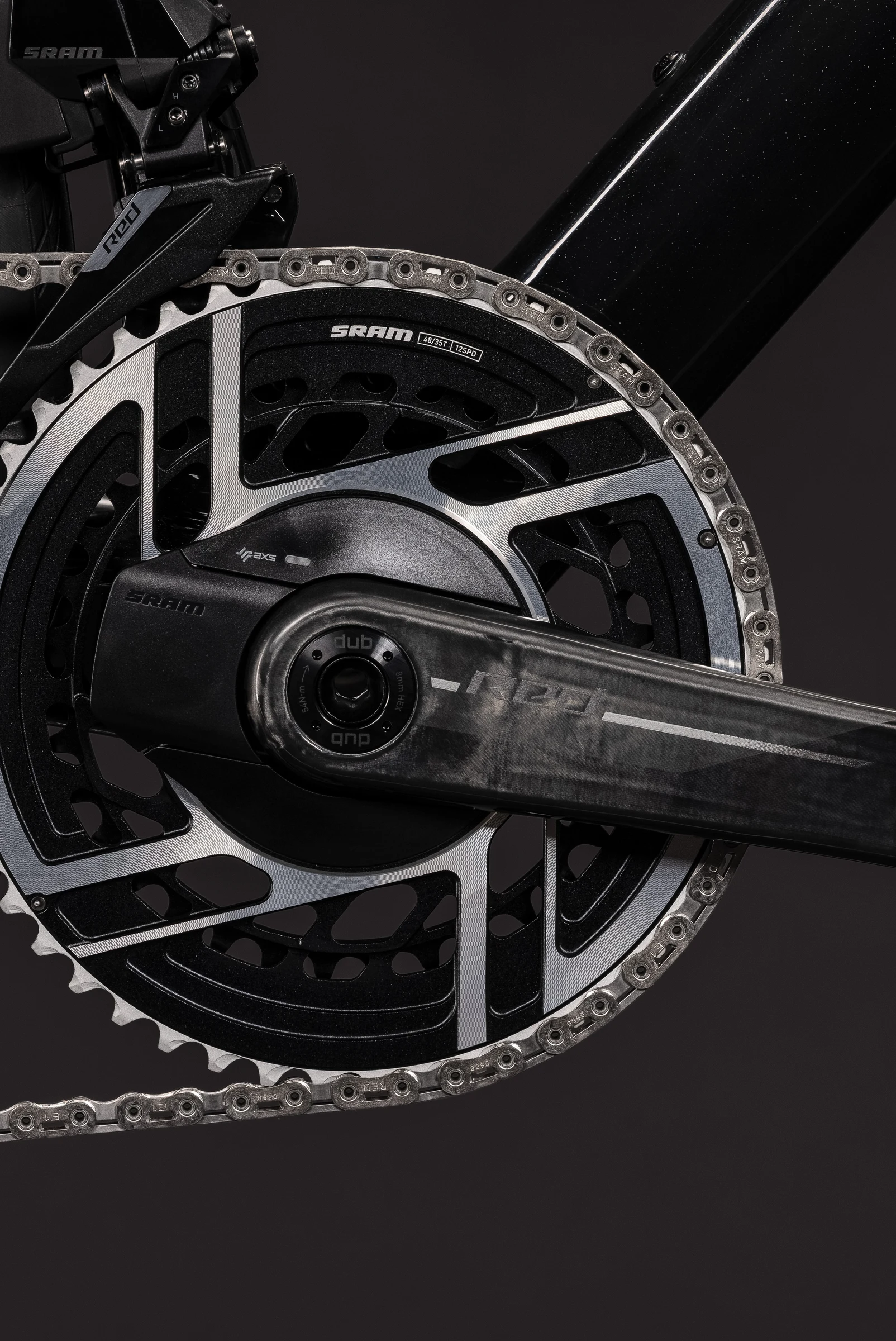 SRAM-RED-Antrieb am CUBE Agree C:62 SLT AXS 2027 in blackpearl´n´switchwhite: der elektronische Umwerfer mit SRAM-Schriftzug oben, darunter das Kettenblatt mit der Prägung SRAM RED und der Kurbelarm mit dem Schriftzug RED
