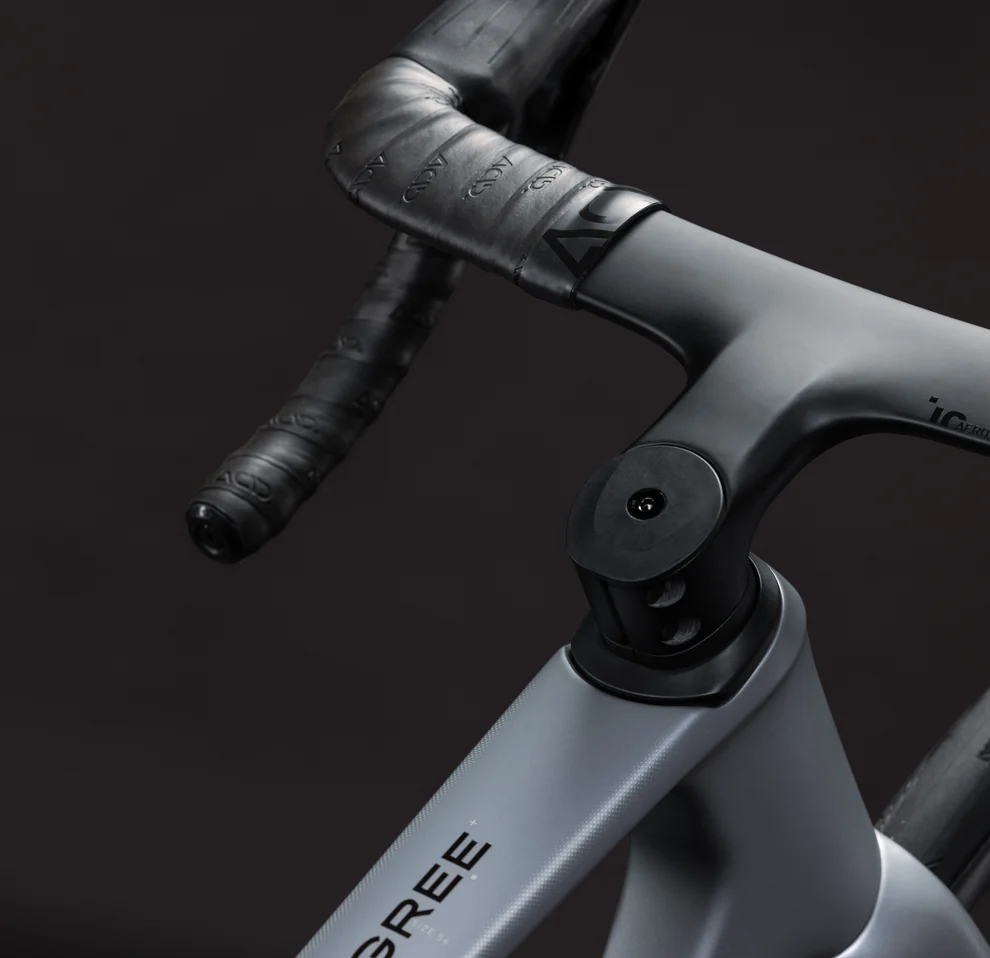 Cockpit eines CUBE Agree C:62 SLX 2027 in slategrey, Lenker und Vorbau sind ein Bauteil mit dem Schriftzug iC Aero an der Seite, schwarzes Lenkerband, es liegen keine Züge und Leitungen frei