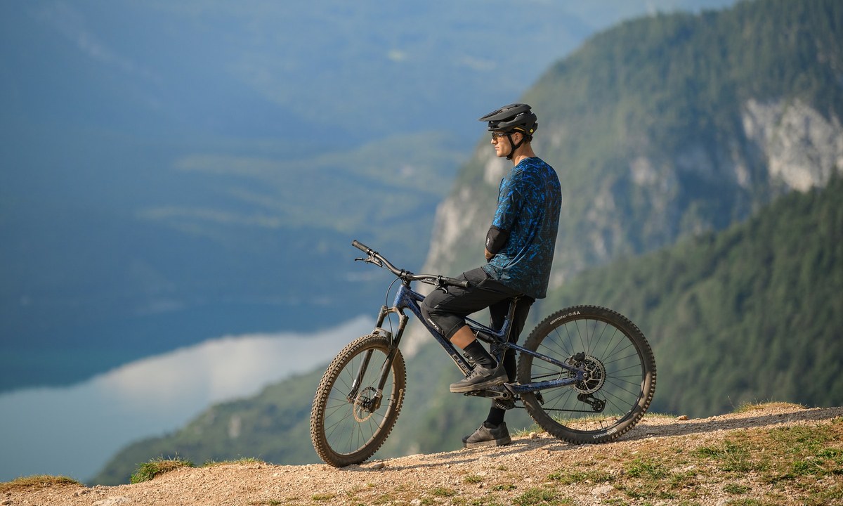 Mountainbiker mit einem CUBE Stereo Trail-Fully vor Alpenpanorama