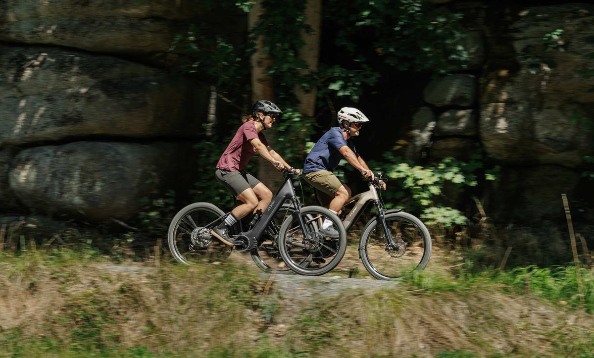 CUBE Reaction Hybrid 2027 E-MTB Hardtail auf einem Waldweg