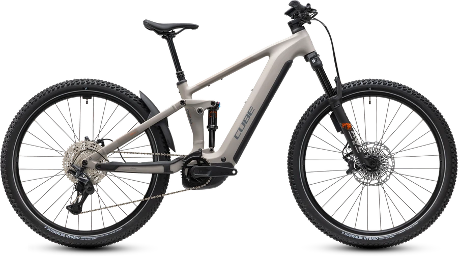 Cube Stereo Hybrid ONE44 SLX 800 in oatgrey´n´grey, freigestellt im Seitenprofil von der Antriebsseite. Vollgefedertes Alu-Rad mit hell sandgrauem Rahmen und dunkler Unterrohrpartie, Motor am Tretlager, Akku im Unterrohr, Federgabel mit Fox-Schriftzug, absenkbare Sattelstütze, Scheibenbremsen und Schwalbe-Hybrid-Stollenreifen.