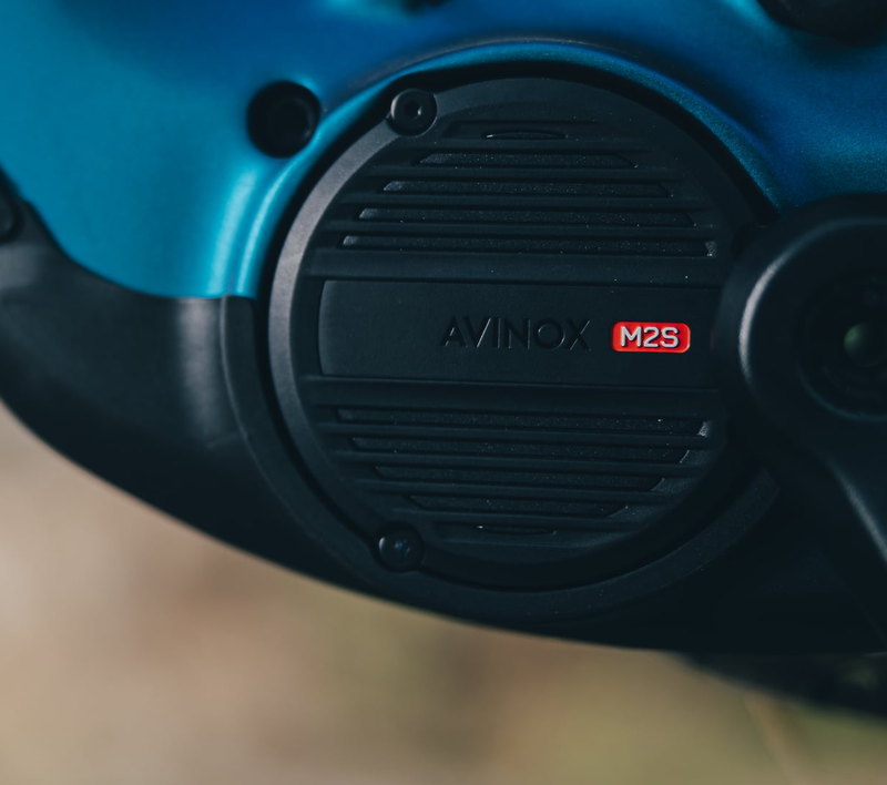 Motordeckel des Avinox M2S mit Typenbezeichnung am CUBE Stereo Hybrid ONE44 HPC