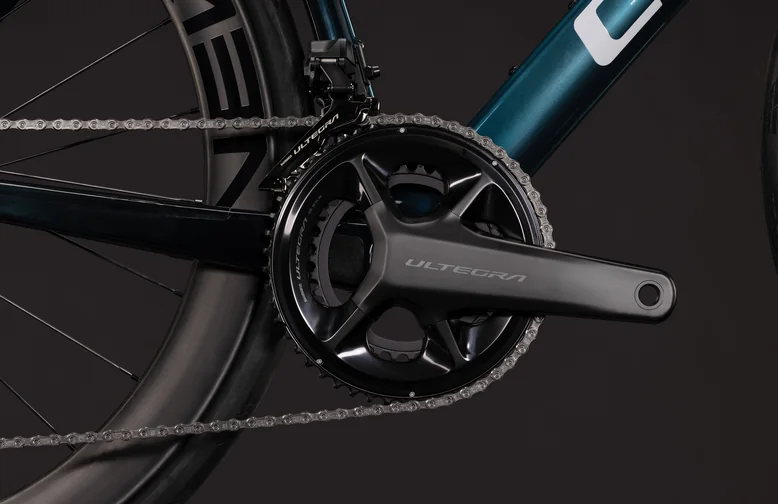 Shimano-Ultegra-Kurbel und elektronischer Umwerfer am CUBE Agree C:62 Race 2027, dahinter der dunkelblaue Rahmen und die tiefe Newmen-Felge
