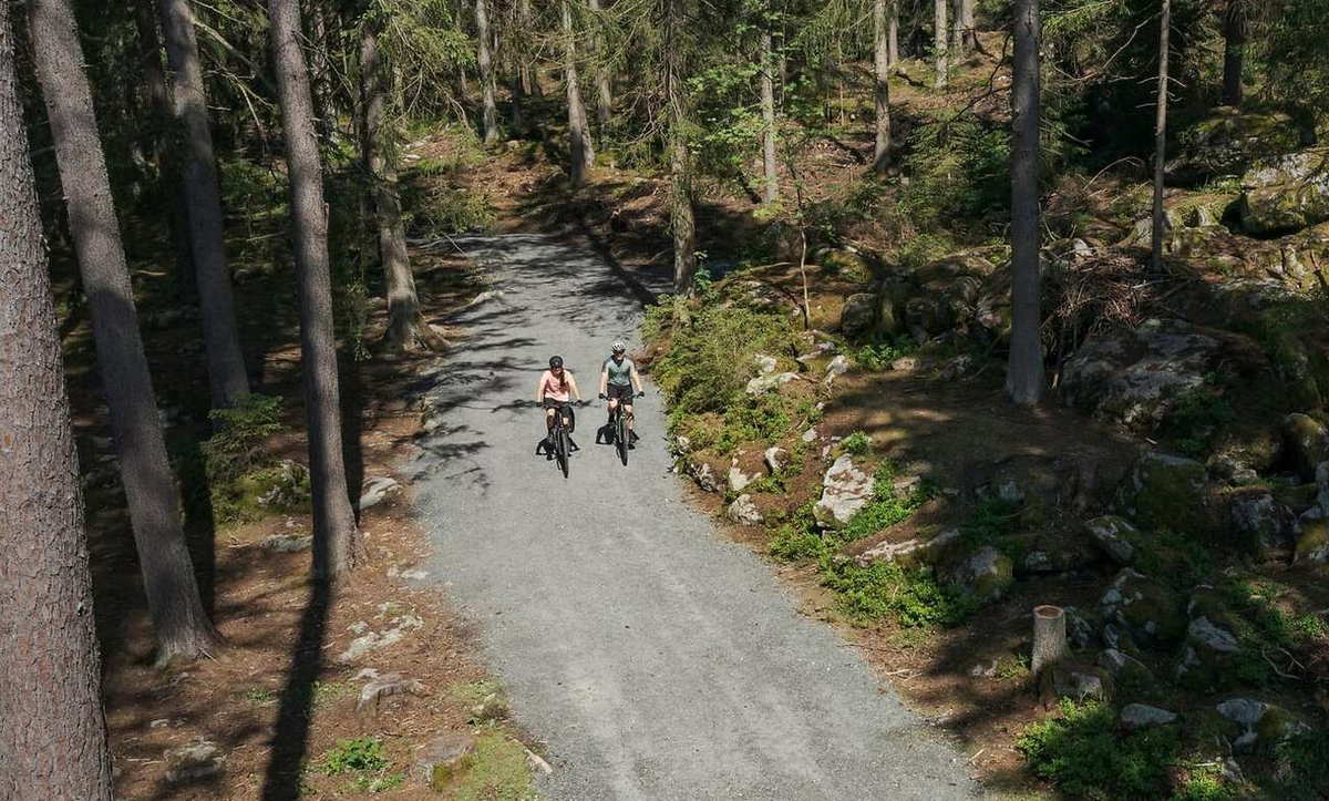 CUBE Kathmandu Hybrid 2027 Trekking E-Bike auf einem Waldweg