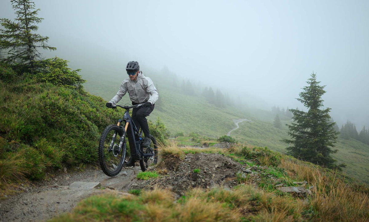 CUBE Stereo Hybrid ONE77 2027 Fully E-Bike auf einem Bergtrail