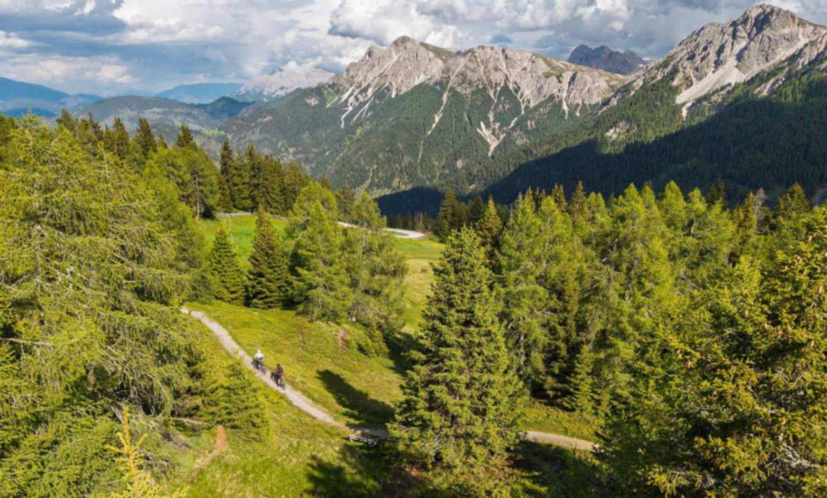 CUBE Fully E-Bike 2027 auf einem Weg im Alpental