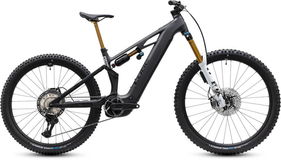 CUBE Stereo Hybrid ONE77 HPC AT 2027 in carbon´n´white, freigestelltes E-Mountainbike in der Seitenansicht
