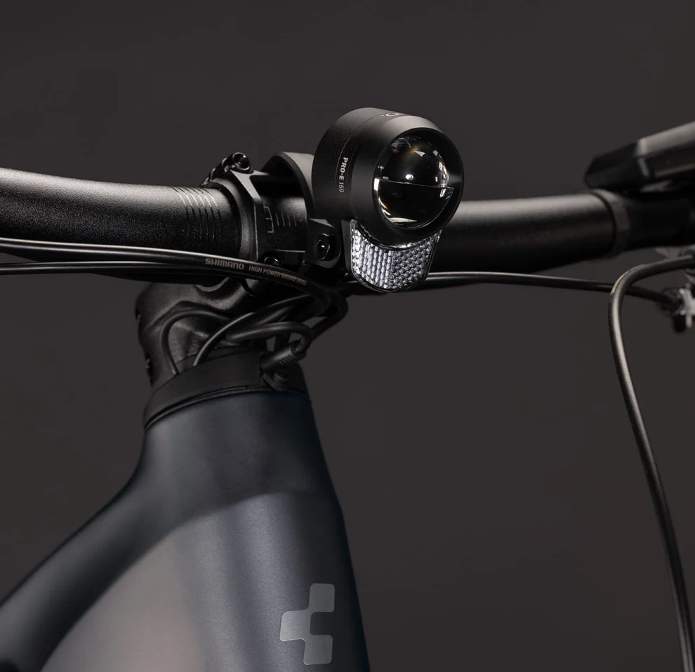 Cockpit des CUBE Stereo Hybrid ONE22 Pro 800 FE 2027 in slabgrey´n´chrome, am Vorbau die verschraubte Lampe PRO-E 150 mit Reflektor darunter, links der Lenker mit Klemmung