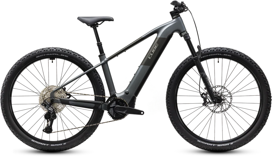 Cube Reaction Hybrid Race 800 im Modelljahr 2027 in slabgrey´n´chrome, freigestelltes E-Mountainbike in der Seitenansicht von der Antriebsseite, grauer Rahmen mit dunklem Unterrohr, Federgabel vorn, starrer Hinterbau.