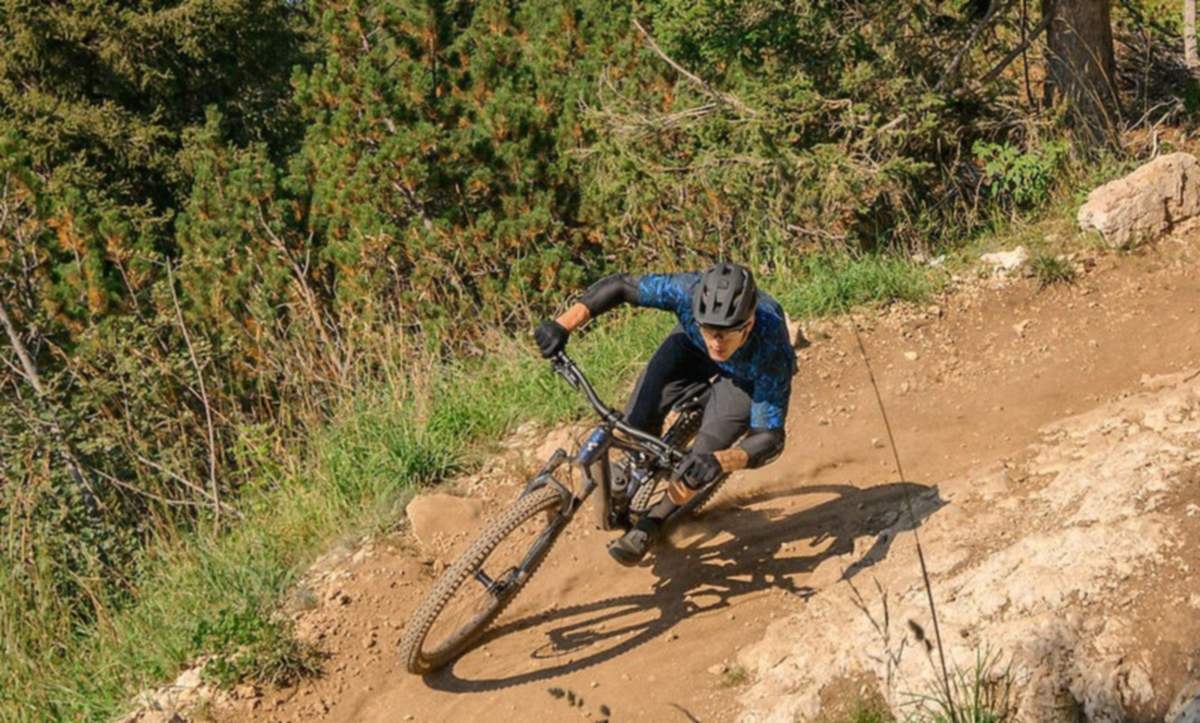 CUBE Stereo 2027 Trailbike im Anlieger auf einem Trail
