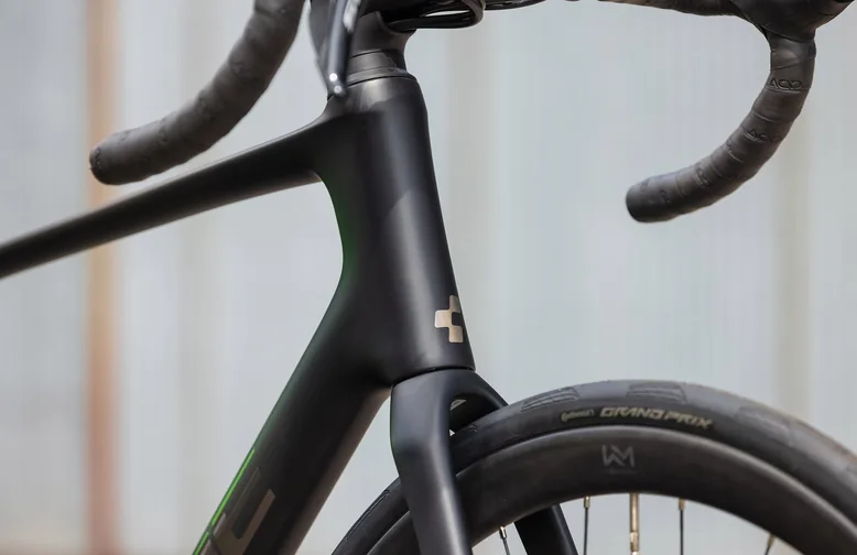 Steuerrohr, Vorbau und Lenkerbogen eines CUBE Attain C:62 Race 2027 in Carbon, davor das Vorderrad mit Continental Grand Prix