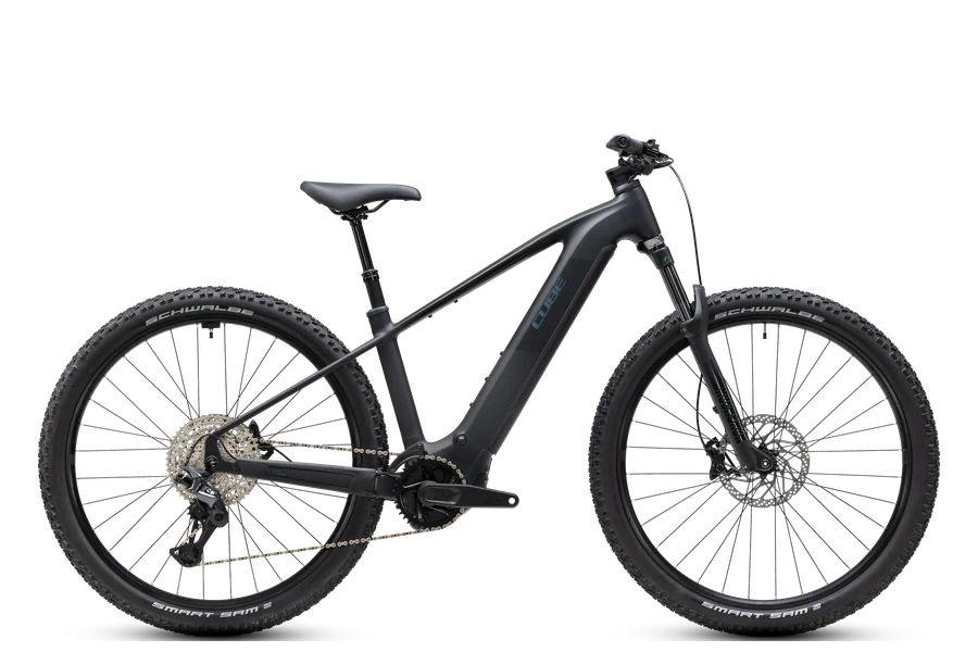 CUBE Reaction Hybrid Pro 800 2027 in silverdust´n´prism, freigestelltes E-Mountainbike in der Seitenansicht von der Antriebsseite, Hardtail mit starrem Hinterbau, Federgabel vorn, Akku im Unterrohr, Schwalbe Smart Sam Reifen.