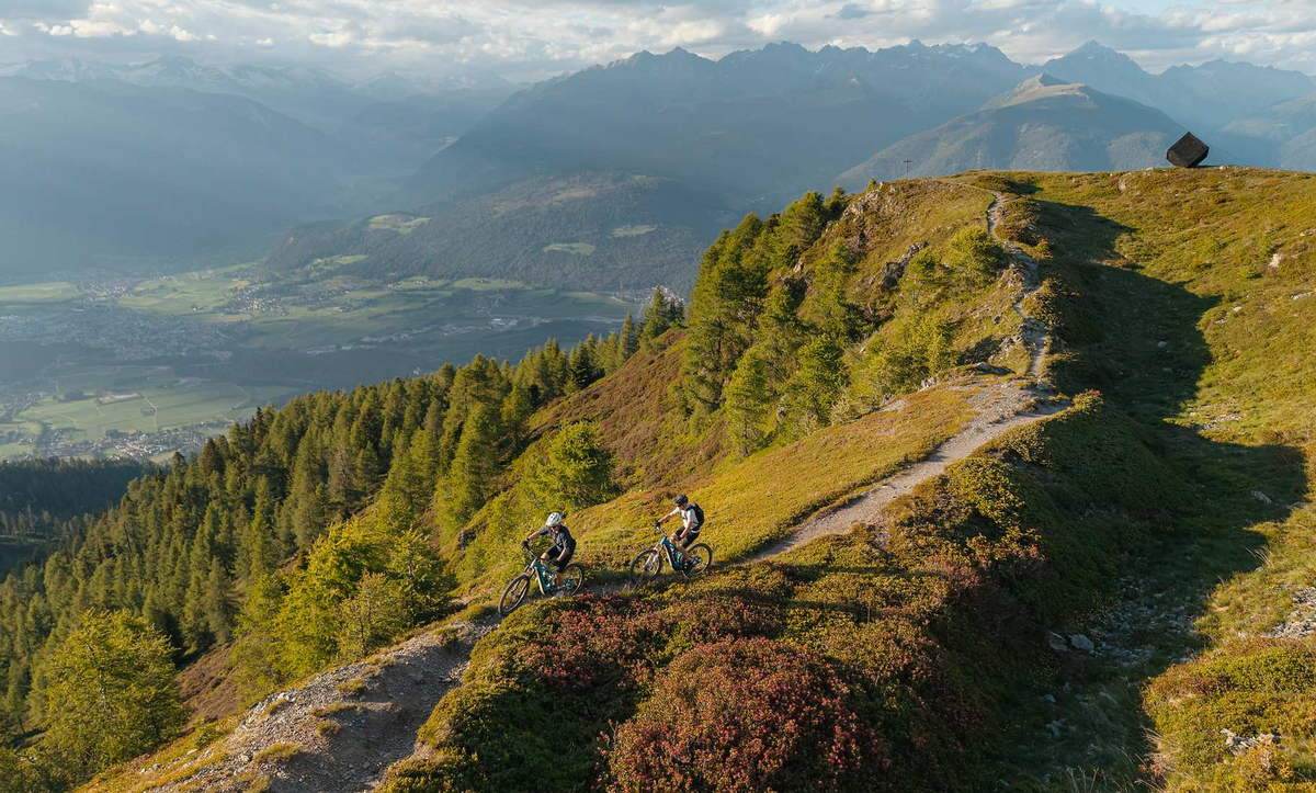 CUBE Stereo Hybrid 140 2027 Fully E-Bike auf einem Alpengrat