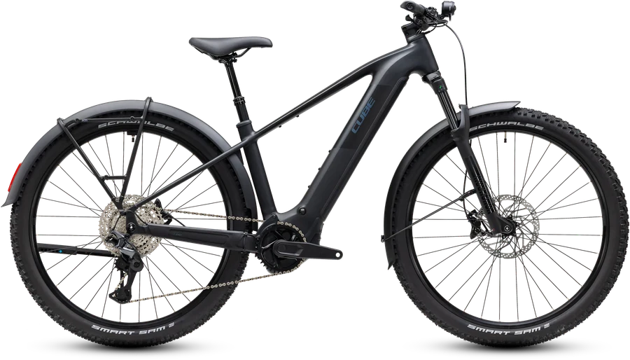 Cube Reaction Hybrid Pro 800 FE im Modelljahr 2027, freigestelltes E-Mountainbike in der Seitenansicht von der Antriebsseite, dunkler Aluminiumrahmen, Schutzbleche vorn und hinten, Gepäckträger über dem Hinterrad, roter Rückstrahler am hinteren Schutzblech, Scheinwerfer am Lenker, versenkbare Sattelstütze.