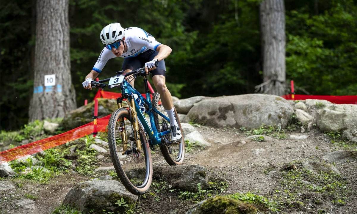 CUBE AMS ZERO99 Cross-Country-Fully im Renneinsatz auf technischem Kurs