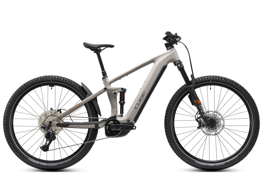 CUBE Stereo Hybrid ONE44 SLX 800 2027 in oatgrey´n´grey, freigestelltes E-Mountainbike in der Seitenansicht von der Antriebsseite, Fully mit Dämpfer vor dem Sitzrohr, Akku im Unterrohr.