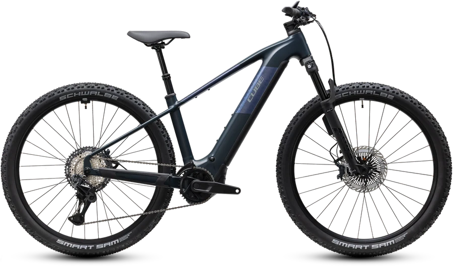 Cube Reaction Hybrid SLT 800 im Modelljahr 2027 in night´n´reflex, freigestelltes E-Mountainbike in der Seitenansicht von der Antriebsseite, dunkelblauer Rahmen, am Vorderrad ein fein gezahnter Sensorring an der Nabe hinter der Bremsscheibe.