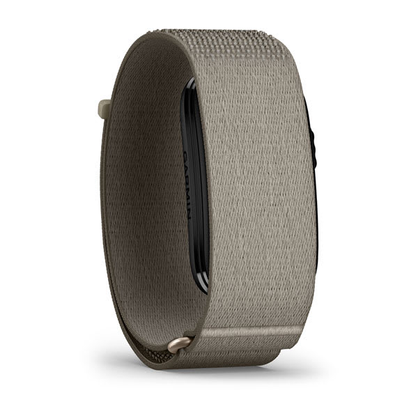 GARMIN CIRQA Smart Band French Gray in Schrägansicht, displayfreies schwarzes Modul im sandgrauen Textilarmband