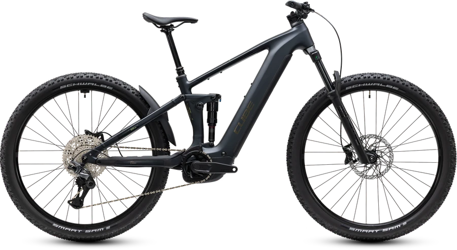 Cube Stereo Hybrid ONE44 Pro 800 in coal´n´black, freigestellt im Seitenprofil von der Antriebsseite. Vollgefedertes Alu-Rad mit dunkelgrauem Rahmen, Motor am Tretlager, Akku im Unterrohr, Federgabel, absenkbare Sattelstütze, Scheibenbremsen und Stollenreifen.
