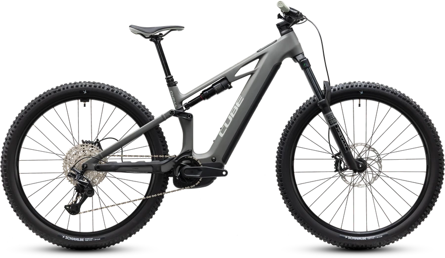 Cube Stereo Hybrid ONE44 HPC Pro 800 in oldgrey´n´black, freigestellt im Seitenprofil von der Antriebsseite. Vollgefedertes Carbonrad mit hellgrauem Rahmen und schwarzem Unterrohr, Motor am Tretlager, Akku im Unterrohr, Federgabel, absenkbare Sattelstütze, Scheibenbremsen und Stollenreifen.