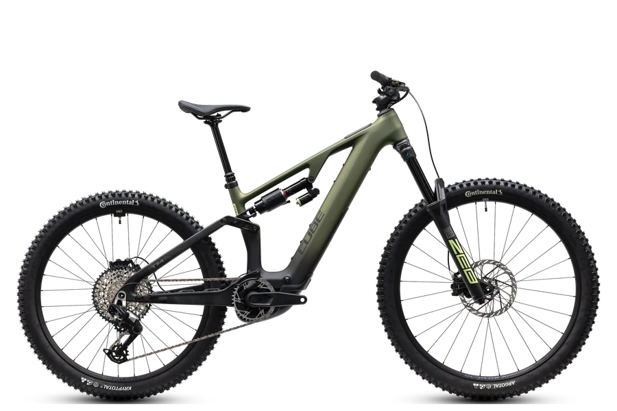 CUBE AMS Hybrid 177 C:62 TM 600X 2027 in reedgreen´n´gills, freigestelltes E-Mountainbike in der Seitenansicht von der Antriebsseite, Fully mit Dämpfer im Rahmendreieck und RockShox ZEB Federgabel mit Schriftzug am Tauchrohr.