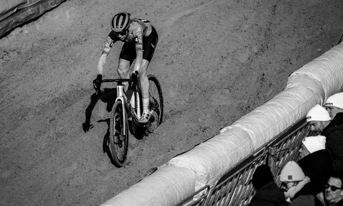 CUBE Cross Race 2027: Cyclocrossrad im Renntempo durch eine Sandpassage vor der Bande